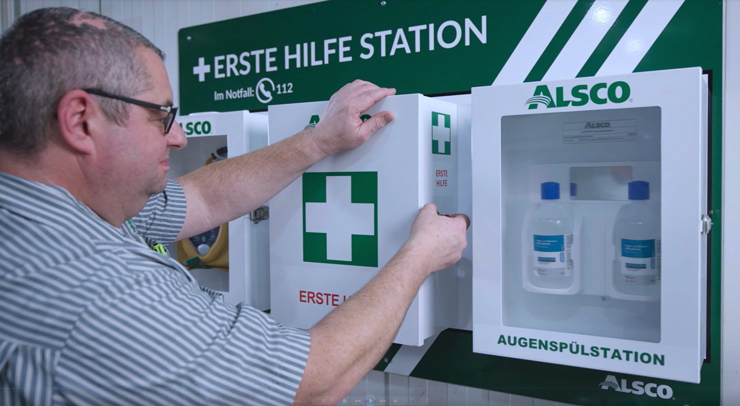 Mann öffnet Erste-Hilfe-Kasten