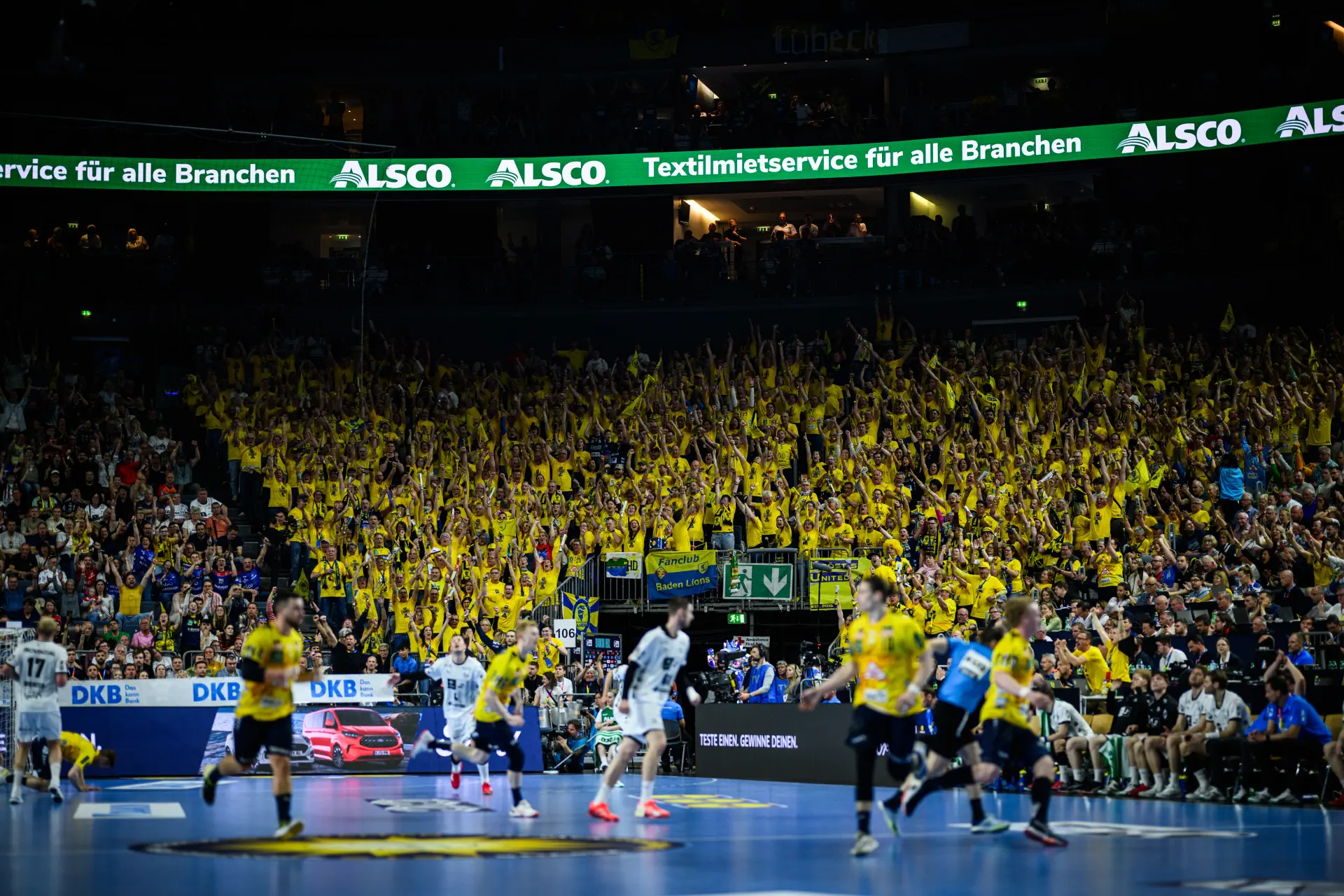 Stadion mit Handballern und Alsco-Bande